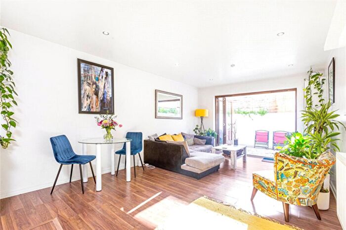 2 Bedroom Flat To Rent In Balham Grove, London, SW12