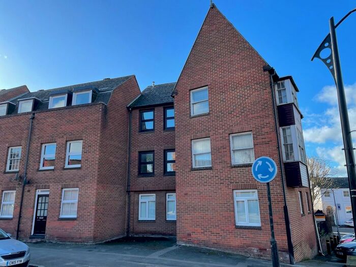2 Bedroom Flat For Sale In High Street, Newport Pagnell, MK16