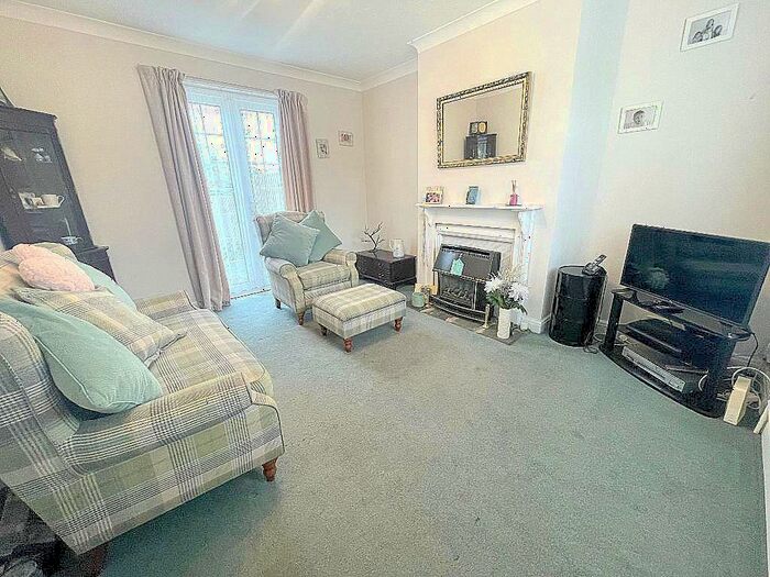 2 Bedroom Bungalow For Sale In Grasmere Avenue, Warden Hills, Luton, Bedfordshire, LU3