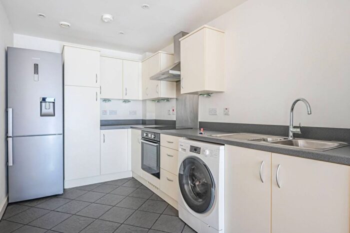 2 Bedroom Flat To Rent In Baythorne House, Canning Town, London, E16
