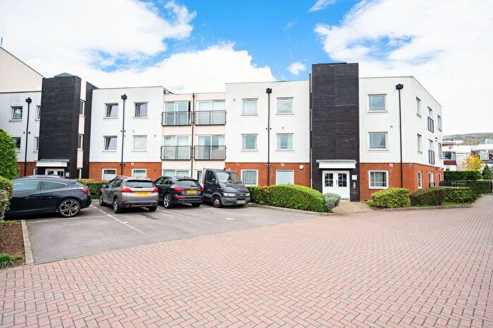 2 Bedroom Flat For Sale In Buffers Lane, Leatherhead, KT22