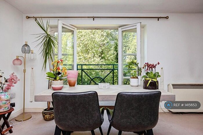 2 Bedroom Flat To Rent In Faraday Road, Guildford, GU1