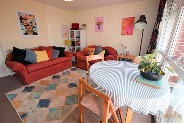 3 Bedroom Flat To Rent In Bedroom Student Home - Hawe Close, CT2