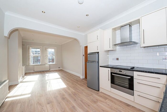 4 Bedroom Flat For Sale In Queenstown Road, London, Greater London, SW8