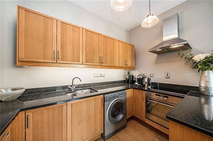2 Bedroom Flat For Sale In Bolingbroke Grove, Between The Commons, SW11