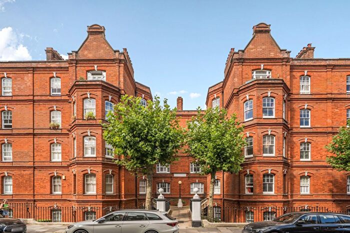 1 Bedroom Flat For Sale In Queen's Club Gardens, Barons Court, London, W14
