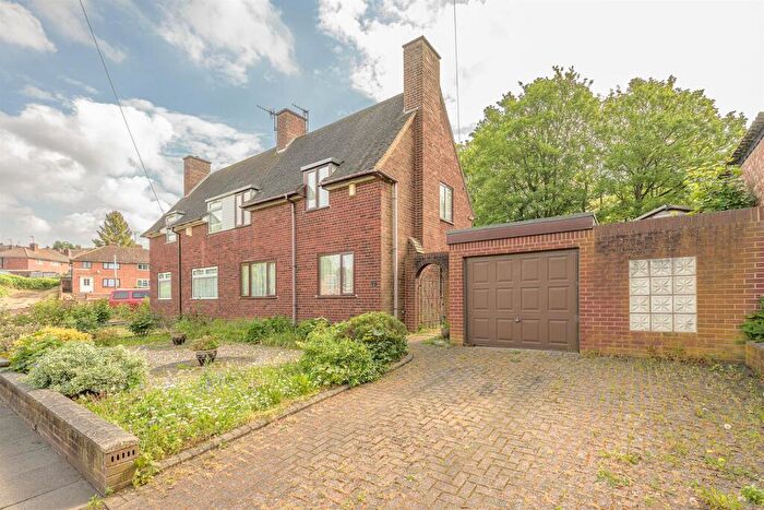 3 Bedroom Semi Detached House For Sale In Barn Close, Cradley Heath, B64