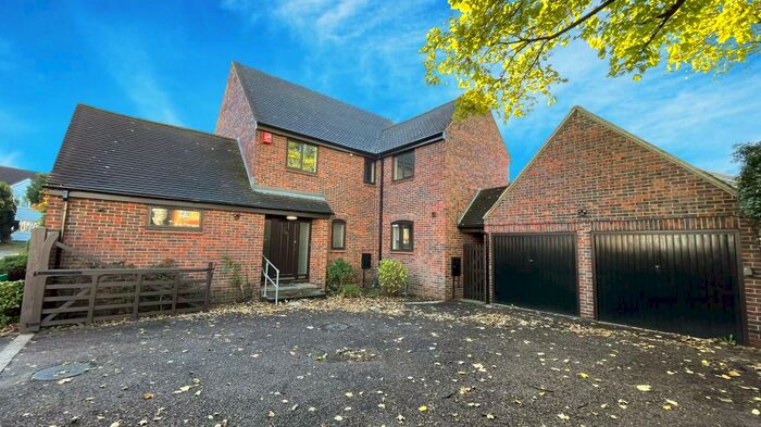 4 Bedroom Detached House To Rent In London Road, Romford, RM7