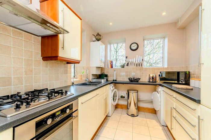 2 Bedroom Flat To Rent In Merton Road, Southfields, London, SW18