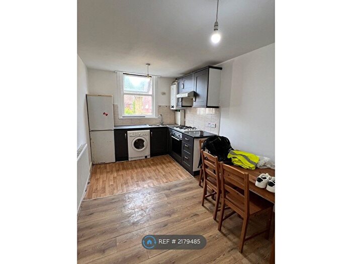 2 Bedroom Flat To Rent In Medwin Street, London, SW4