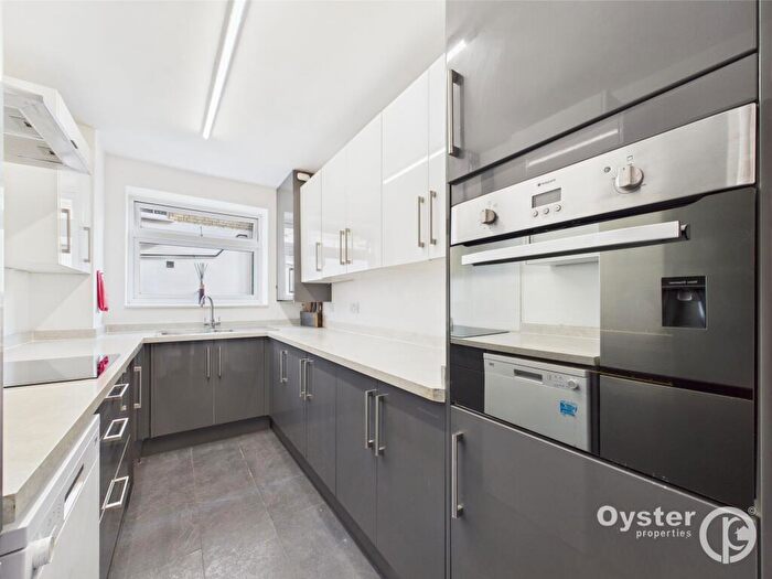 2 Bedroom Flat To Rent In Embassy Court Bounds Green Road, London, N11