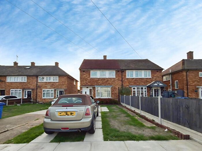 3 Bedroom Semi-Detached House To Rent In Daiglen Drive, South Ockendon, RM15