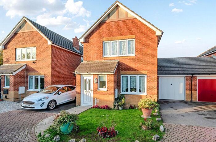 3 Bedroom Link Detached House For Sale In Megson Drive, Lee-on-the-Solent, Hampshire, PO13
