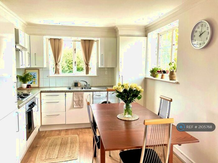 2 Bedroom Flat To Rent In Kingsbridge Court, London, E14