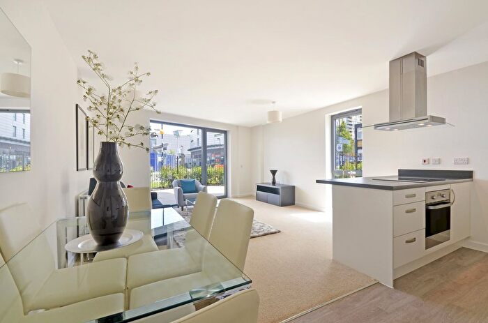 3 Bedroom Flat To Rent In Chrisp Street, E14