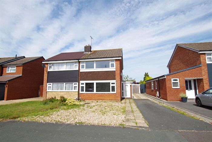 3 Bedroom Semi Detached House To Rent In Linnetsdene, Covingham, SN3