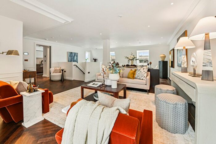 3 Bedroom Flat To Rent In Charles Street, Mayfair, W1J