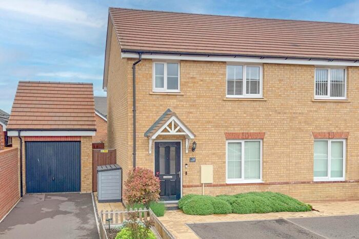 3 Bedroom End Of Terrace House For Sale In Kelsey Meadow, Leighton Buzzard, LU7