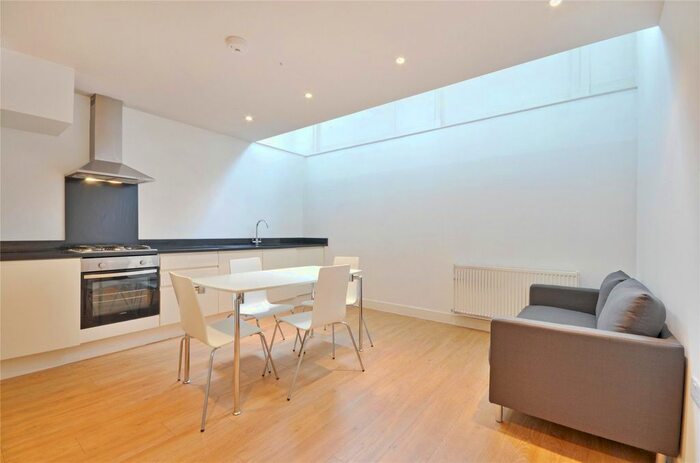 3 Bedroom Flat To Rent In King Henry's Walk, Islington, N1