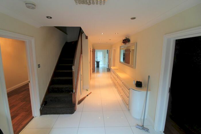 6 Bedroom Detached House To Rent In Merton Road, Slough, SL1