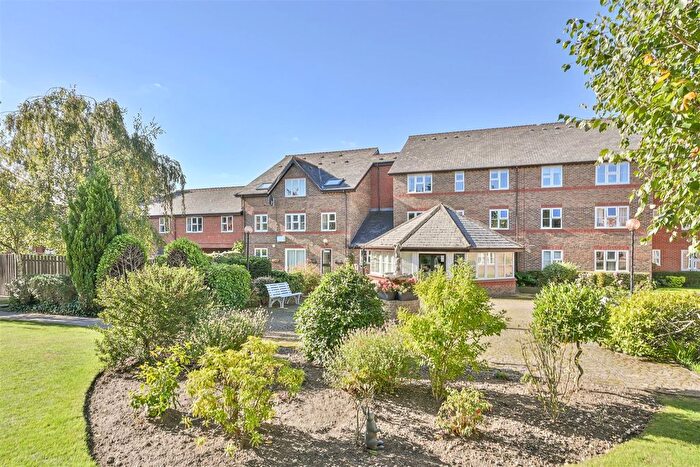 2 Bedroom Flat For Sale In Eastfield Road, Brentwood, CM14