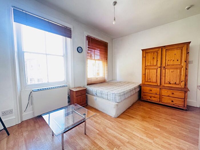 Studio To Rent In Clapham High Street, London, SW4