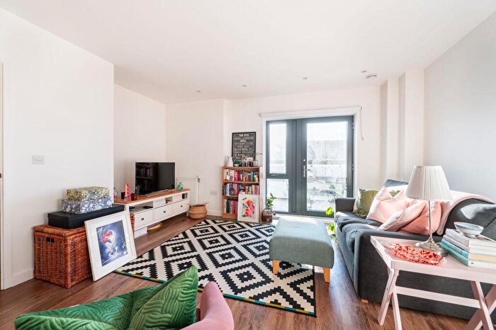 1 Bedroom Flat For Sale In Neasden Lane, Willesden, London, NW10