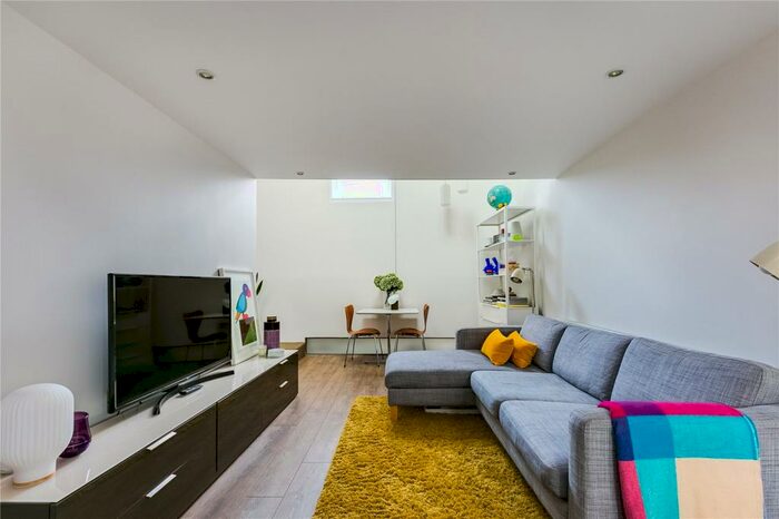 1 Bedroom Flat To Rent In Upper Street, Islington, London, N1