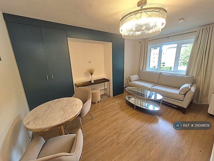 Studio To Rent In Eagle Drive, London, NW9