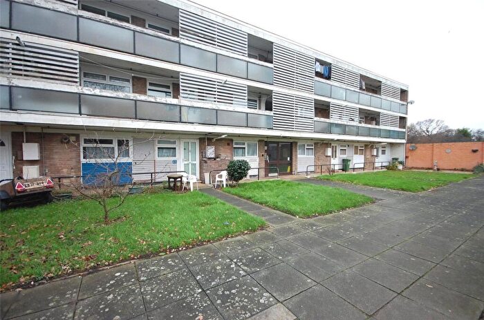 1 Bedroom Apartment For Sale In Chatterford End, Basildon, Essex, SS14
