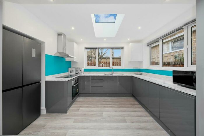 4 Bedroom Flat To Rent In Tarbert Walk, London, E1