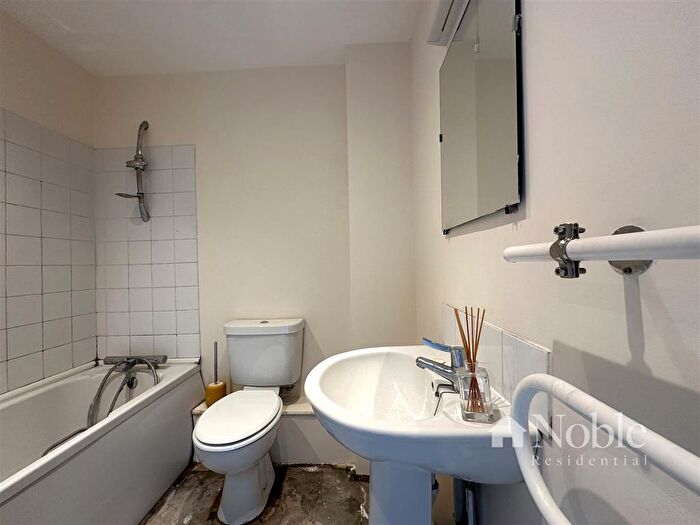 2 Bedroom Flat For Sale In Forest Court, Hemnall Street, Epping, CM16