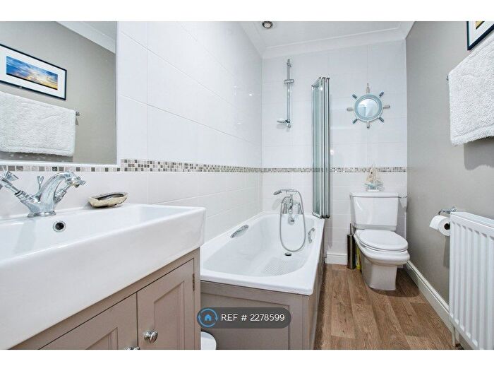 2 Bedroom Flat To Rent In Azalea Court, Bournemouth, BH4