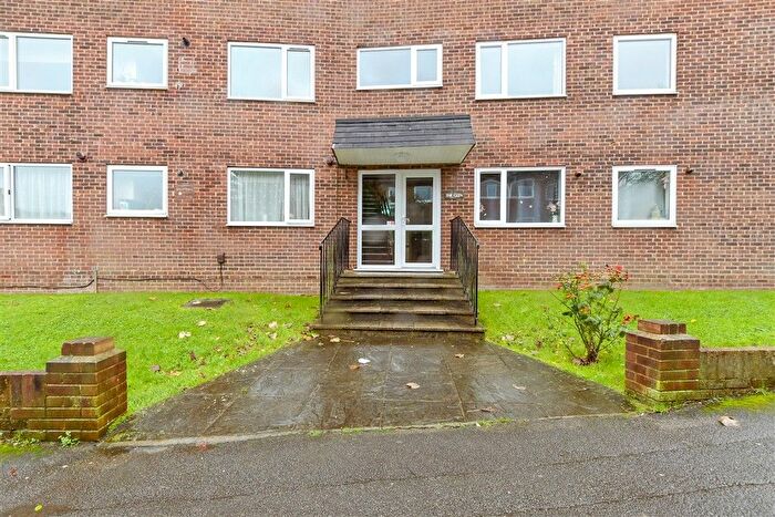 2 Bedroom Flat For Sale In Woodlands Road, Redhill, Surrey, RH1