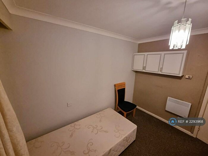 2 Bedroom Flat To Rent In Grosvenor Court, Salford, M7