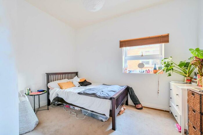 2 Bedroom Flat To Rent In Crystal Palace Road, East Dulwich, London, SE22