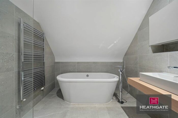 3 Bedroom Town House To Rent In Ashridge Close, London, N3