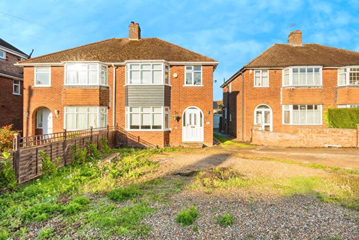 3 Bedroom Semi-Detached House For Sale In Norcott Close, Dunstable, LU5