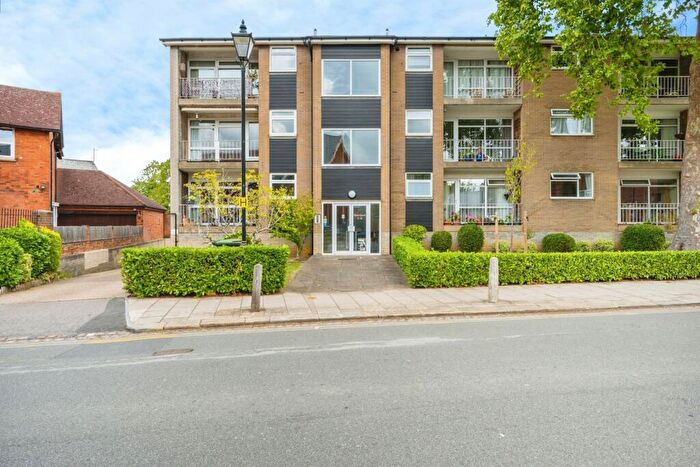 2 Bedroom Flat For Sale In Pemberley Avenue, Bedford, Bedfordshire, MK40