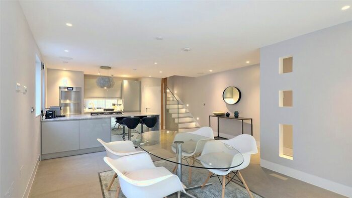 2 Bedroom Mews To Rent In Vernon Yard, Notting Hill, W11