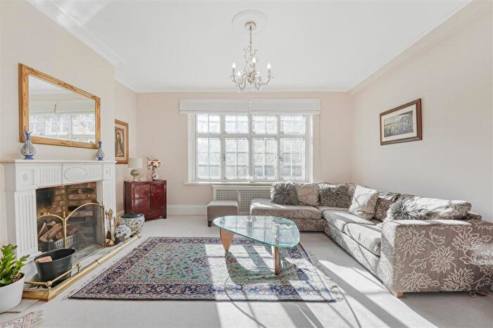 4 Bedroom Flat For Sale In Clifton Court, Northwick Terrace, NW8