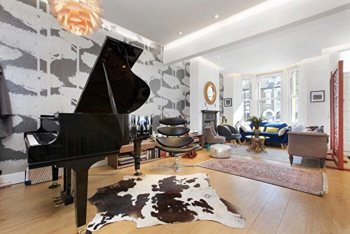 4 Bedroom Terraced House For Sale In Tonsley Hill, Wandsworth, SW18