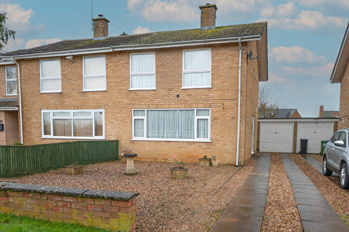 3 Bedroom Semi-Detached House For Sale In Banbury Lane Kings Sutton Banbury, OX17