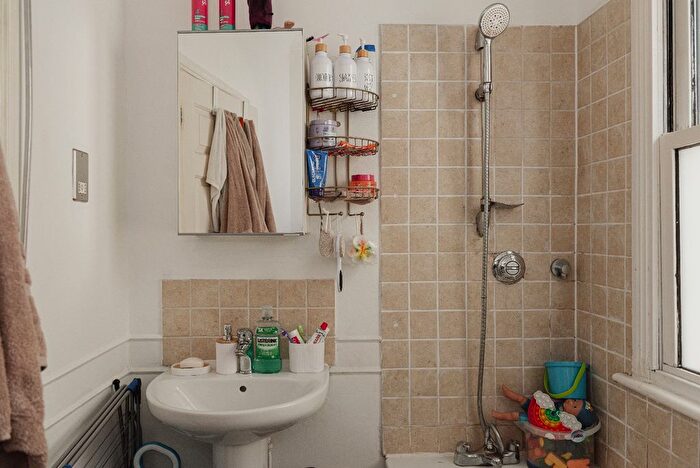 1 Bedroom Flat For Sale In Earlswood Road, Redhill, RH1