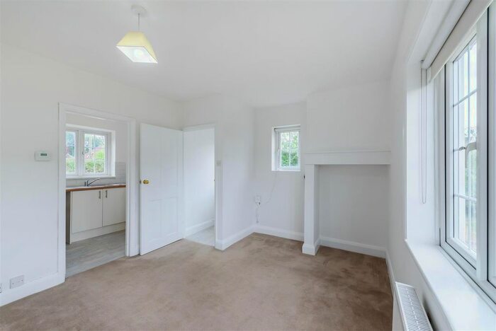1 Bedroom Flat To Rent In Dark Lane, Puttenham, Guildford, GU3