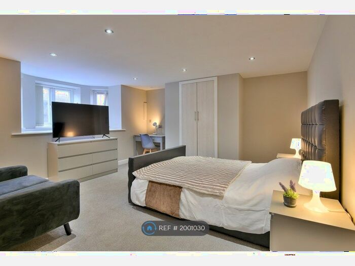 1 Bedroom Flat To Rent In Longshut Lane West, Stockport, SK2