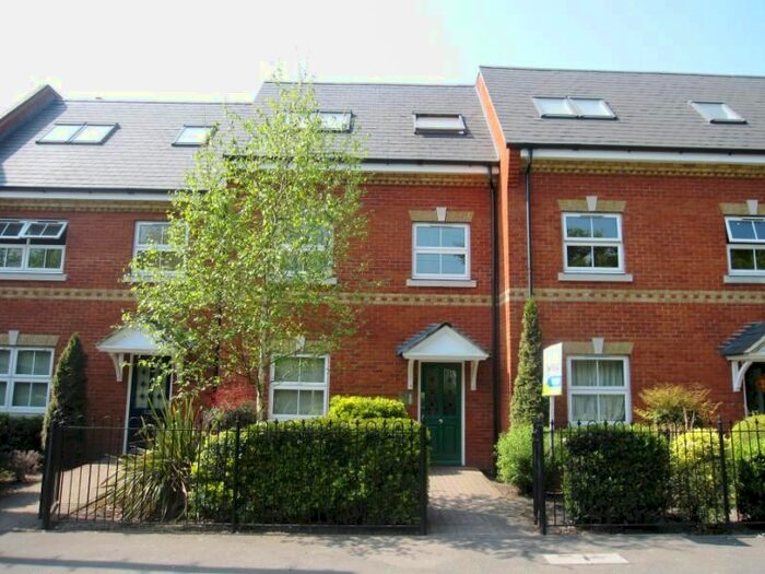 1 Bedroom Flat To Rent In Victoria Mews, St. Judes Road, Englefield Green, Egham, TW20