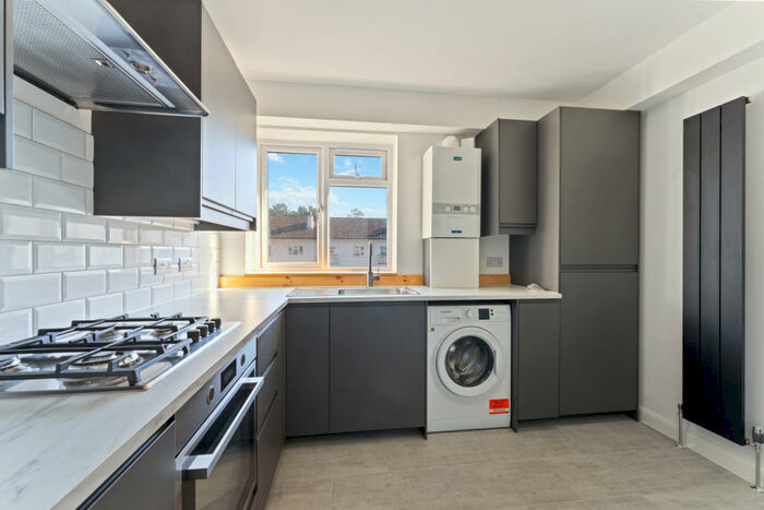 2 Bedroom Apartment To Rent In Newdigate House, Kingsnympton Park, Kingston Upon Thames, Surrey, KT2