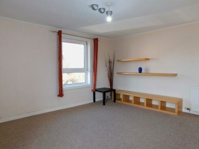 2 Bedroom Flat To Rent In Kingsknowe Court, Edinburgh, EH14