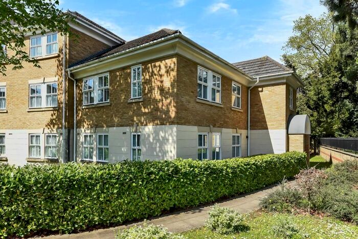 2 Bedroom Flat To Rent In Slough, Berkshire, SL3